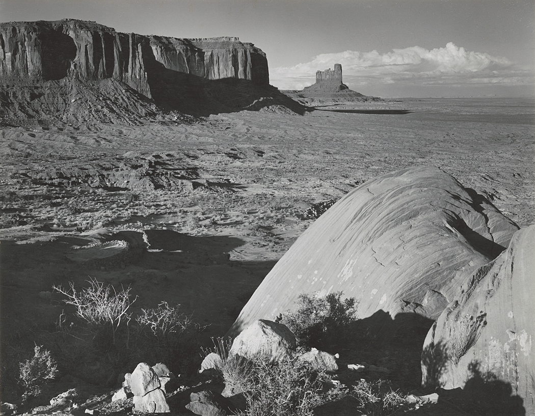 Monument Valley, Monuments and Curved Rock